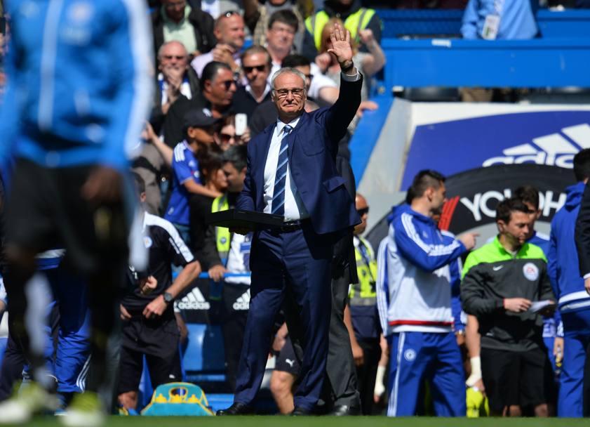 Il saluto di Ranieri dalla panchina del Leicester. AFP